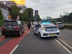 Mobil Tabrak Pembatas Busway di Jalan Gatsu Arah Semanggi, Ada Korban Luka