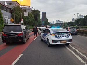 Mobil Tabrak Pembatas Busway di Jalan Gatsu Arah Semanggi, Ada Korban Luka Mobil Tabrak Pembatas Busway di Jalan Gatsu Arah Semanggi, Ada Korban Luka
