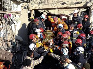 212 Jam Tertimbun Puing, Nenek di Turki Ditemukan Selamat