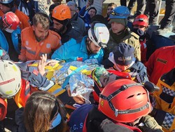 Drama Penyelamatan 3 Orang di Turki Usai 198 Jam Tertimbun Reruntuhan