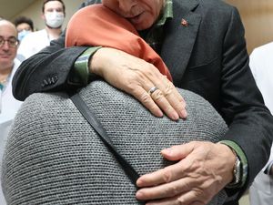 Momen Erdogan Temui Tim Penyelamat Gempa Turki di Hatay Momen Erdogan Temui Tim Penyelamat Gempa Turki di Hatay