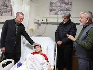 Momen Presiden Erdogan Kunjungi Korban Gempa di RS Istanbul