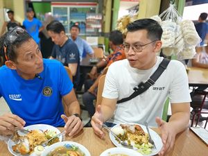 YouTuber Ini Ajak Sandiaga Uno Makan Nasi Ayam Legendaris di Pontianak