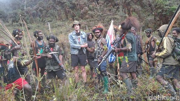Potret Momen KKB Egianus Kogoya Bareng Pilot Susi Air
