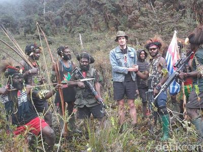 Potret Momen KKB Egianus Kogoya Bareng Pilot Susi Air