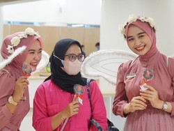 Valentine di Bandara, AP I Bagi-bagi Coklat Hingga Putar Lagu Romantis