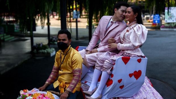 Punlert Boonthongmak and Wacharinya Moolaeg kiss, as they ride on an elephant during a Valentine's Day celebration, at the Nong Nooch Tropical Garden in Chonburi province, Thailand, February 14, 2023. REUTERS/Athit Perawongmetha