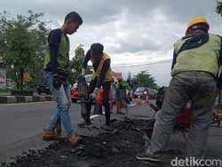 Gercep! Lubang di Jalan Jogja-Solo Mulai Ditambal