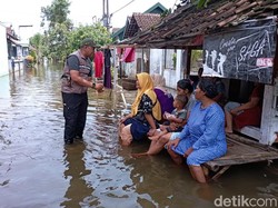 Tiga Desa di Pasuruan Masih Terendam Banjir, Petugas Bagikan Salep Gatal