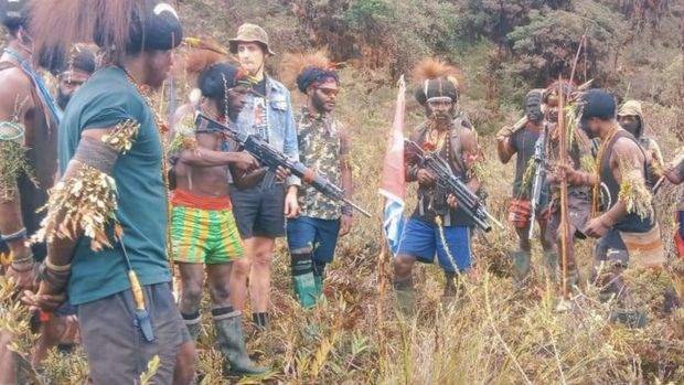 Philip Mark Mehrtens yang pilot berkebangsaan Selandia Baru saat ini bersama Kelompok Kriminal Bersenjata (KKB) pimpinan Egianus Kogoyadi Paro, Kabupaten Nduga, Provinsi Papua Pegunungan