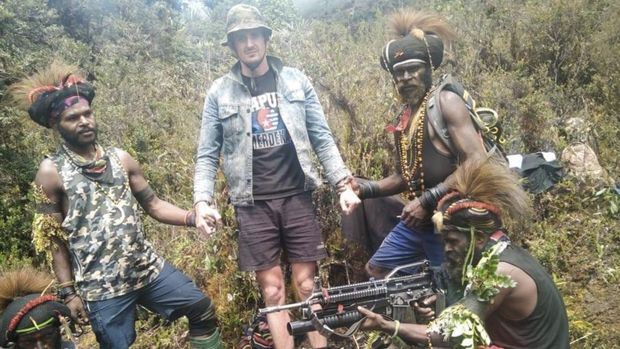 Philip Mark Mehrtens yang pilot berkebangsaan Selandia Baru saat ini bersama Kelompok Kriminal Bersenjata (KKB) pimpinan Egianus Kogoyadi Paro, Kabupaten Nduga, Provinsi Papua Pegunungan. (Arsip Istimewa)