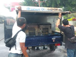 Pikap Pedagang Roti Terbakar di Simpang Lima Pati
