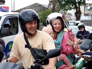 Polisi Bagi-bagi Bunga, Cokelat hingga Helm ke Pengendara di Hari Valentine
