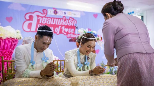 Rayakan Valentine, 500 Pasangan Thailand Ikut Pernikahan Massal