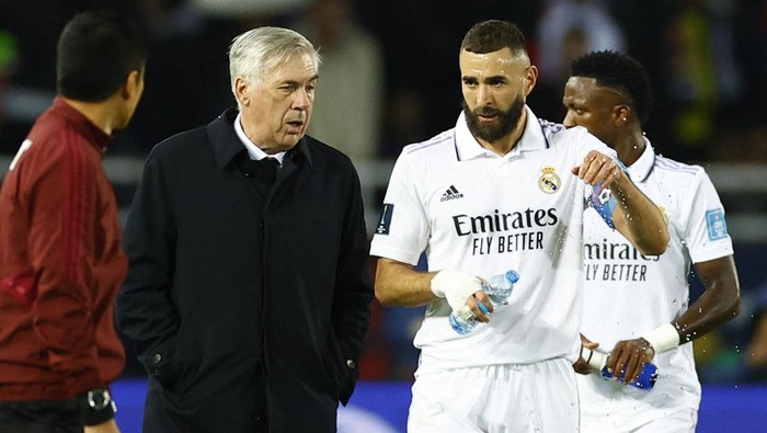 Soccer Football - FIFA Club World Cup - Final - Real Madrid v Al Hilal - Prince Moulay Abdellah Stadium, Rabat, Morocco - February 11, 2023 Real Madrid coach Carlo Ancelotti with Karim Benzema Action Images via Reuters/Andrew Boyers