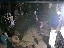 Pria Pakai Helm-Jas Hujan Curi CD 2 Wanita di Denpasar