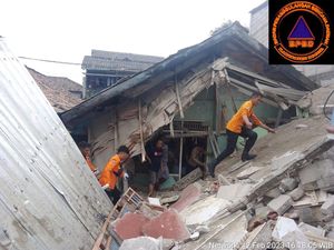 Rumah 2 Lantai di Citeureup Bogor Ambruk, 1 Orang Terluka