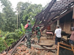 Jalan di Sidoharjo Wonogiri Putus, Sejumlah Talut Rumah Longsor