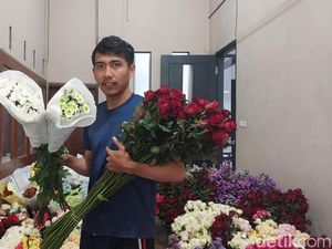 Harapan Penjual Mawar di Kota Batu Banjir Cuan Saat Valentine Pupus Harapan Penjual Mawar di Kota Batu Banjir Cuan Saat Valentine Pupus