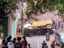 Truk Angkut Batu Tak Kuat Nanjak di Jaksel, Tabrak Alphard dan Terguling