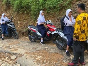 Surat Terbuka Siswi Kritik Jalan Rusak Viral, Pemkab Pekalongan Cek Lokasi Surat Terbuka Siswi Kritik Jalan Rusak Viral, Pemkab Pekalongan Cek Lokasi