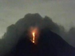 Semeru Muntahkan Lava Pijar Sejauh 700 Meter, Terekam 18 Kali Letusan