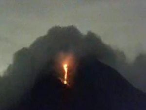 Semeru Muntahkan Lava Pijar Sejauh 700 Meter, Terekam 18 Kali Letusan Semeru Muntahkan Lava Pijar Sejauh 700 Meter, Terekam 18 Kali Letusan