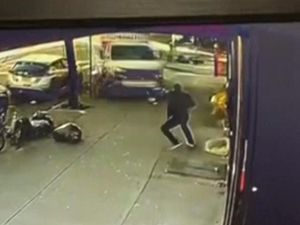 Aksi Nekat pengemudi Truk Mini Naik Trotoar-Seruduk Pejalan Kaki di AS