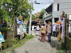 Pelayat Berdatangan ke Rumah Duka Aji Sioux Ular Indonesia di Sleman