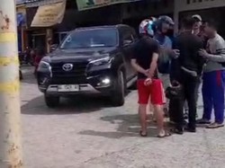Pemobil Fortuner di Palembang Ngamuk ke Pemotor yang Ditabraknya