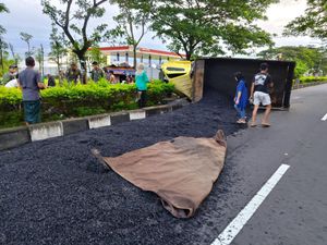 Sopir Ngantuk, Truk Muat Aspal Tabrak Tiang Listrik lalu Terguling Sopir Ngantuk, Truk Muat Aspal Tabrak Tiang Listrik lalu Terguling