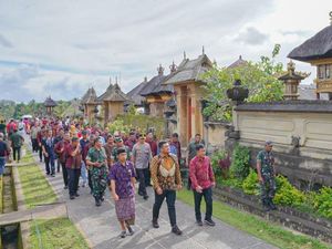 Bobby Boyong Seluruh Camat ke Bali Belajar Jaga Kebersihan Daerah Bobby Boyong Seluruh Camat ke Bali Belajar Jaga Kebersihan Daerah