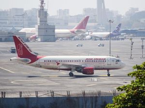 Penumpang Berulah Sampai Pukul Pramugari, Pilot Langsung Putar Balik