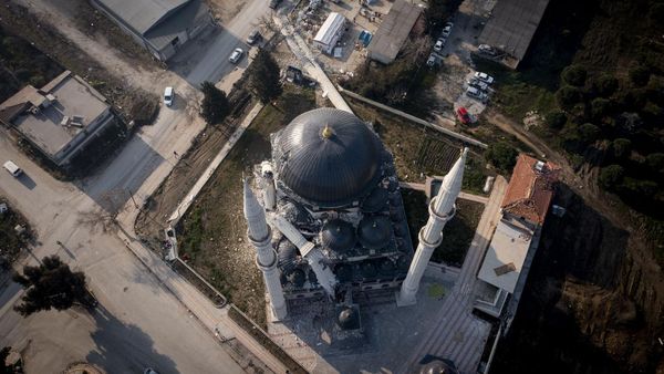 Potret 3 Menara Masjid Haci Rahma Ipek di Turki Roboh Imbas Gempa