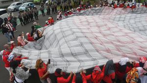 Kain Lap Raksasa Membentang di Depan Gedung DPR, Ada Apa?