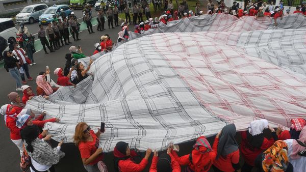 Kain Lap Raksasa Membentang di Depan Gedung DPR, Ada Apa?