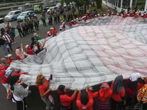 Kain Lap Raksasa Membentang di Depan Gedung DPR, Ada Apa?