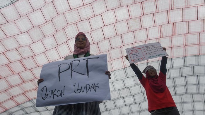 AKSI TUNTUT dewan perwakilan rakyat SAHKAN RUU PPRT Sejumlah pencetus membentangkan kain lap raksasa dalam agresi tenang memperingati Hari Pekerja Rumah Tangga di depan kompleks Parlemen, Senayan, Jakarta, Rabu (15/2/2023). Mereka menuntut dewan perwakilan rakyat untuk secepatnya mengesahkan Rancangan Undang-Undang Perlindungan Pekerja Rumah Tangga (RUU PPRT) untuk melindungi HAM para pekerja rumah tangga yang selama ini dinilai kadang kala terabaikan. ANTARA FOTO/Aditya Pradana Putra/hp.