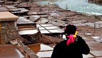 Aktivitas Tambak Garam di China yang Usianya 1.000 Tahun
