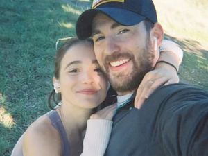 Pernikahan Chris Evans dan Alba Baptista, Digelar Tertutup-Ponsel Tamu Disita Pernikahan Chris Evans dan Alba Baptista, Digelar Tertutup-Ponsel Tamu Disita