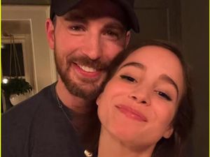 8 Foto Mesra Chris Evans & Alba Baptista, Momen Pacaran yang Jarang Diekspos 8 Foto Mesra Chris Evans & Alba Baptista, Momen Pacaran yang Jarang Diekspos
