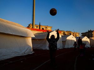 Asiknya Anak-anak Korban Gempa Turki Bermain Bola di Pengungsian