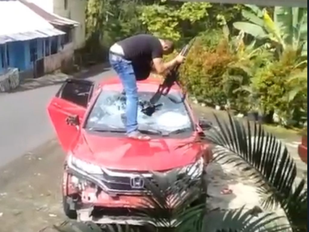 Polisi Perusak Mobilnya di Kendal Positif Narkoba Polisi Perusak Mobilnya di Kendal Positif Narkoba