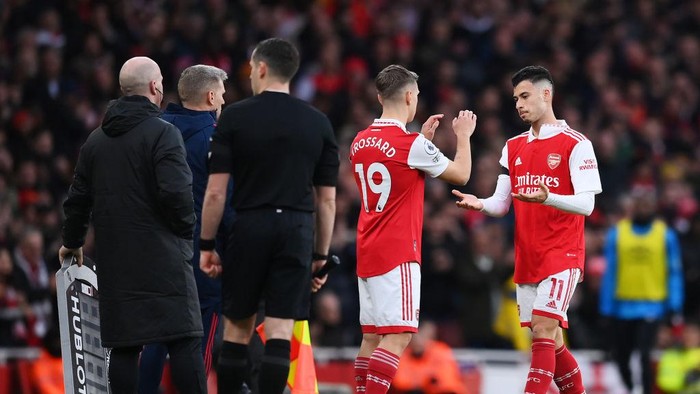 LONDON, ENGLAND - FEBRUARY 11: Leandro Trossard of Arsenal replaces teammate Gabriel Martinelli during the Premier League match between Arsenal FC and Brentford FC at Emirates Stadium on February 11, 2023 in London, England. (Photo by Shaun Botterill/Getty Images)
