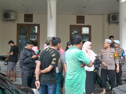 Bayi Pengungsi Banjir Makassar Tewas Tertindih Ibunya saat Menyusui di Mobil