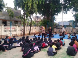 Aksi Bripka Mukhlis Bina Anak Mampang Lewat Pencak Silat-Perpustakaan Keliling