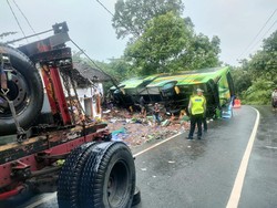 Bus Wisata Rombongan TK yang Terguling-Tabrak Rumah di Pasuruan Dievakuasi