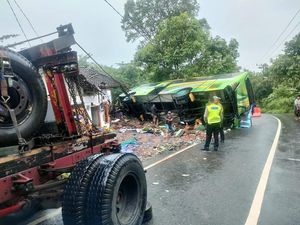 Bus Wisata Rombongan TK yang Terguling-Tabrak Rumah di Pasuruan Dievakuasi Bus Wisata Rombongan TK yang Terguling-Tabrak Rumah di Pasuruan Dievakuasi