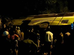 Petang Kelam Saat Bus Rombongan TK Terguling Tabrak Rumah dan Musala