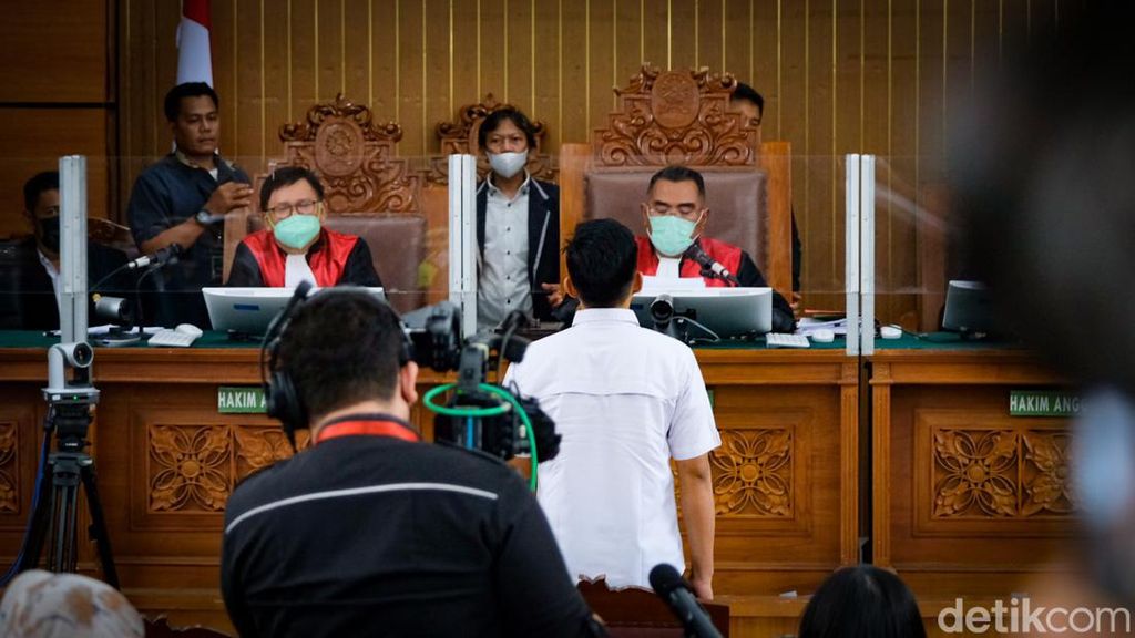 Detik-detik Bharada Richard Eliezer Divonis 1,5 Tahun Penjara Detik-detik Bharada Richard Eliezer Divonis 1,5 Tahun Penjara